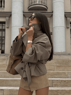 Abrigo trench Jasmin de cuadros con cuello tipo embudo