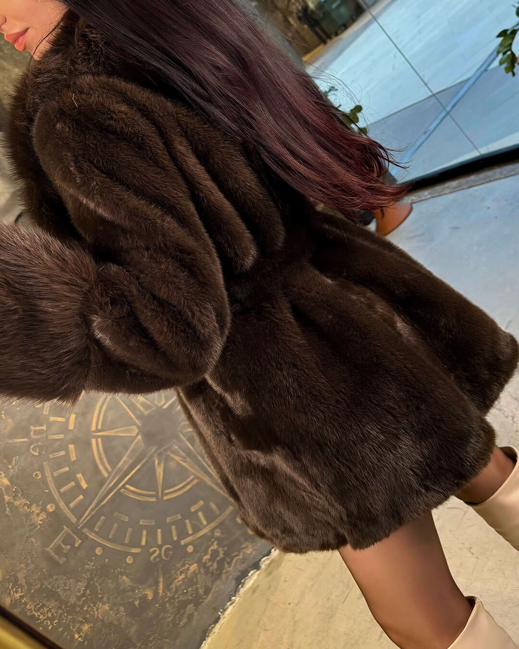 Leah Abrigo con Cinturón y Pelo Sintético