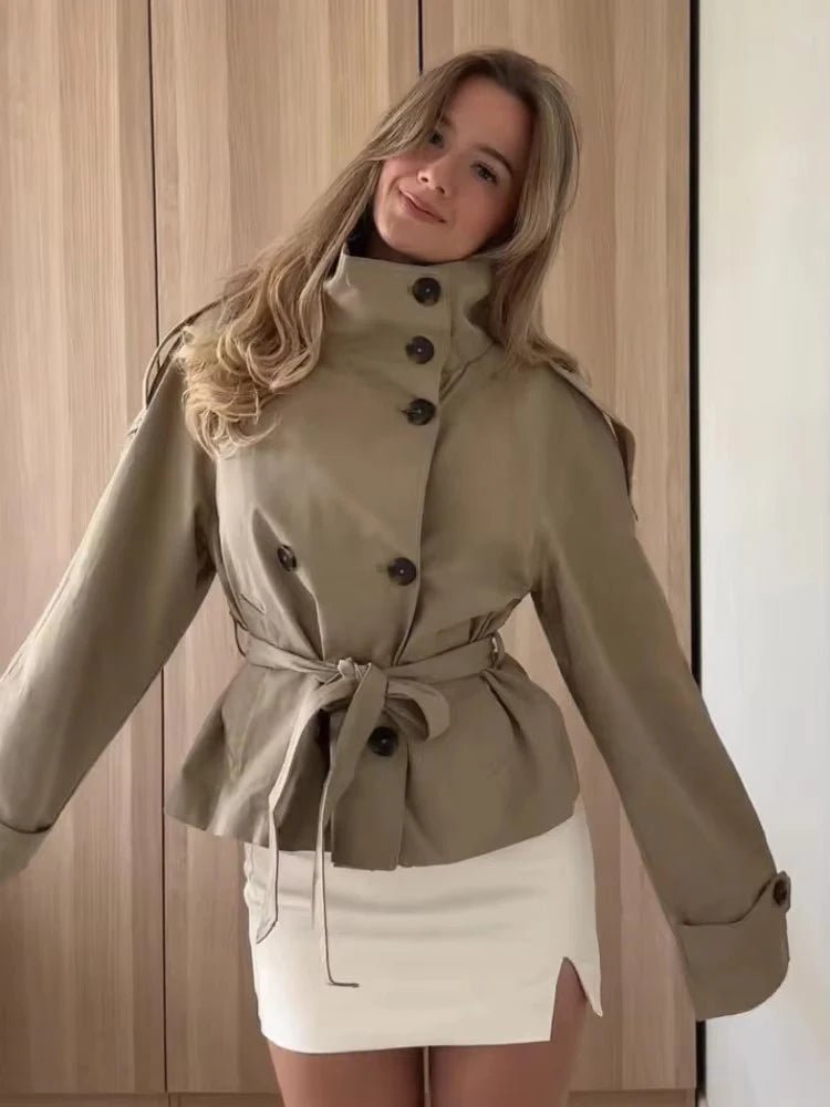 Gabardina corta con cuello alto Kara