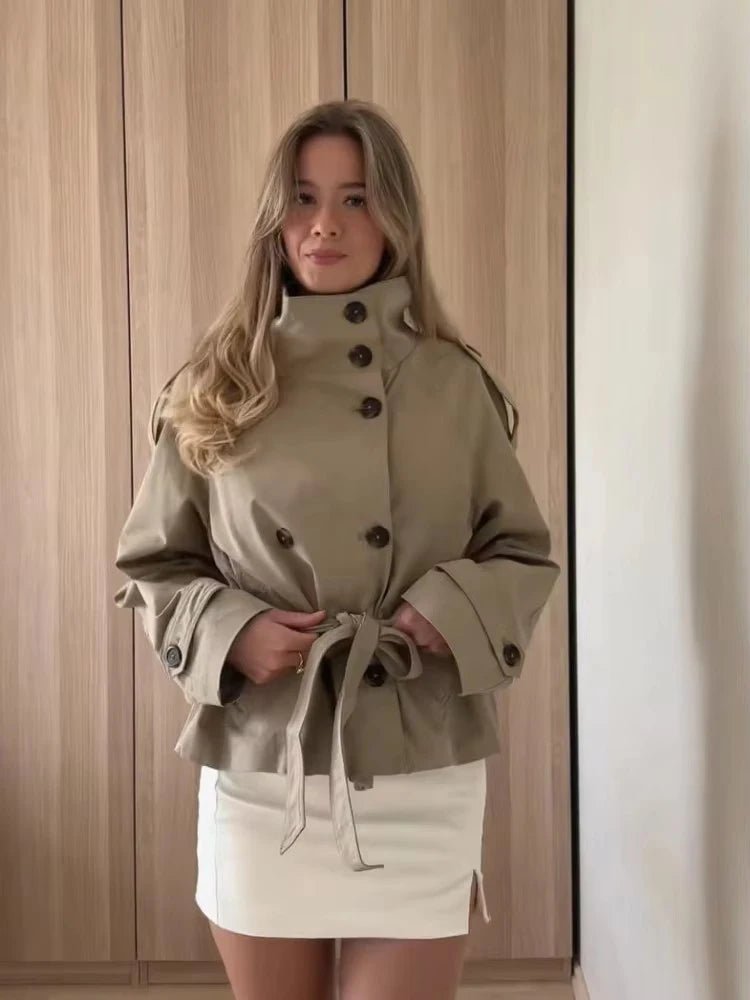 Gabardina corta con cuello alto Kara
