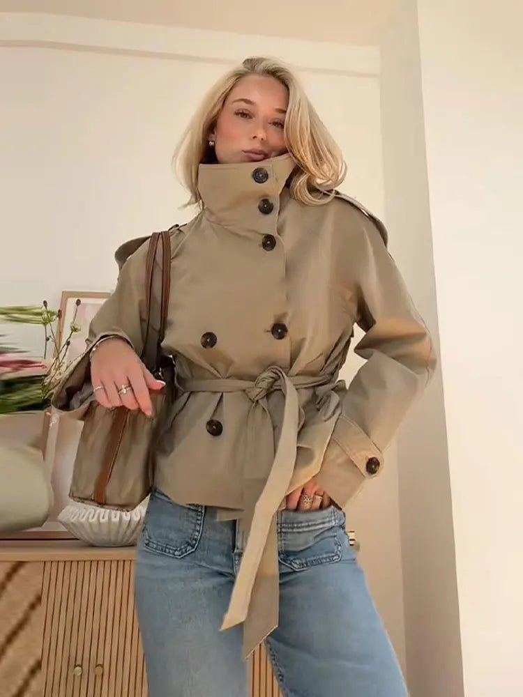 Gabardina corta con cuello alto Kara