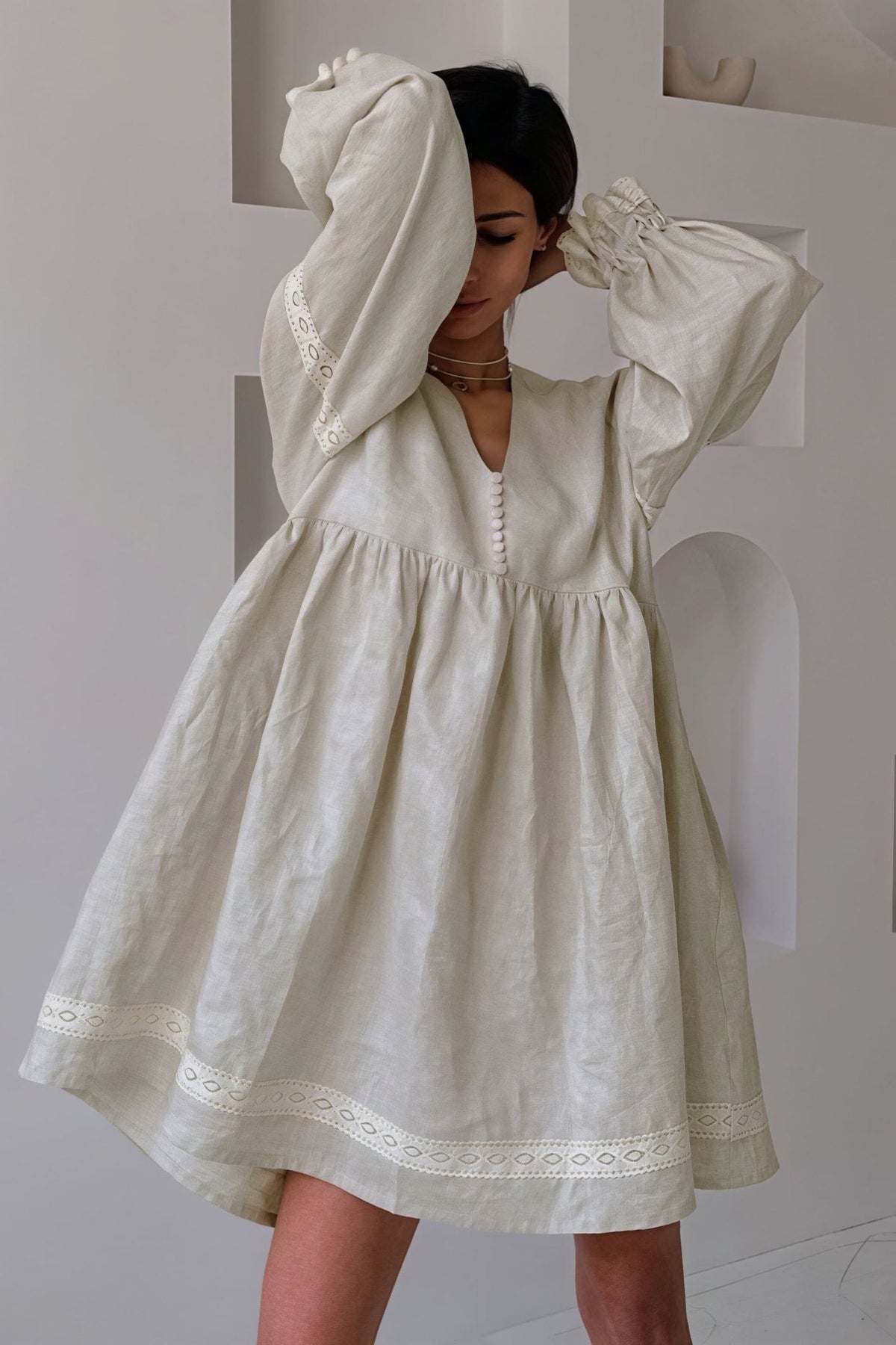 Beatrice vestido mini de algodón y lino con escote en V y mangas farol