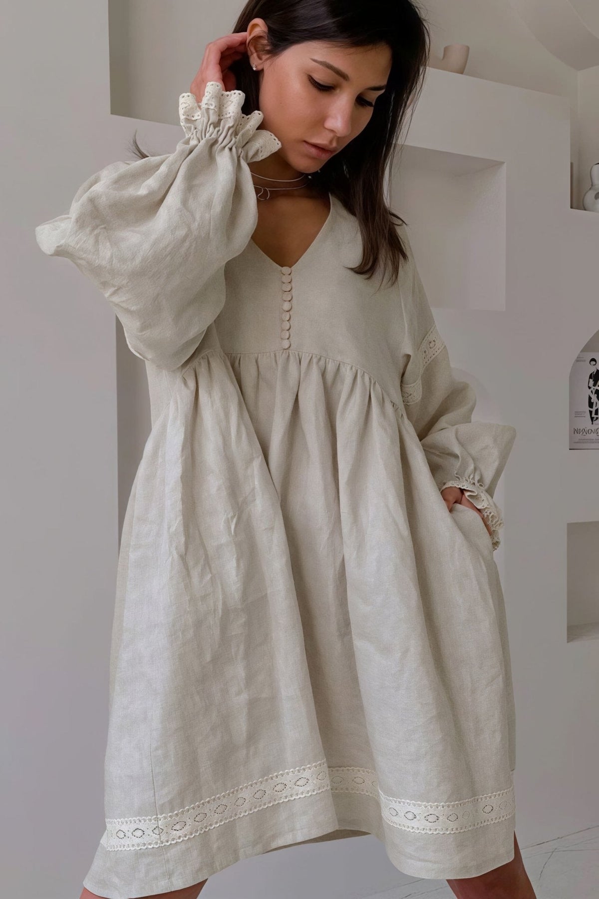 Beatrice vestido mini de algodón y lino con escote en V y mangas farol