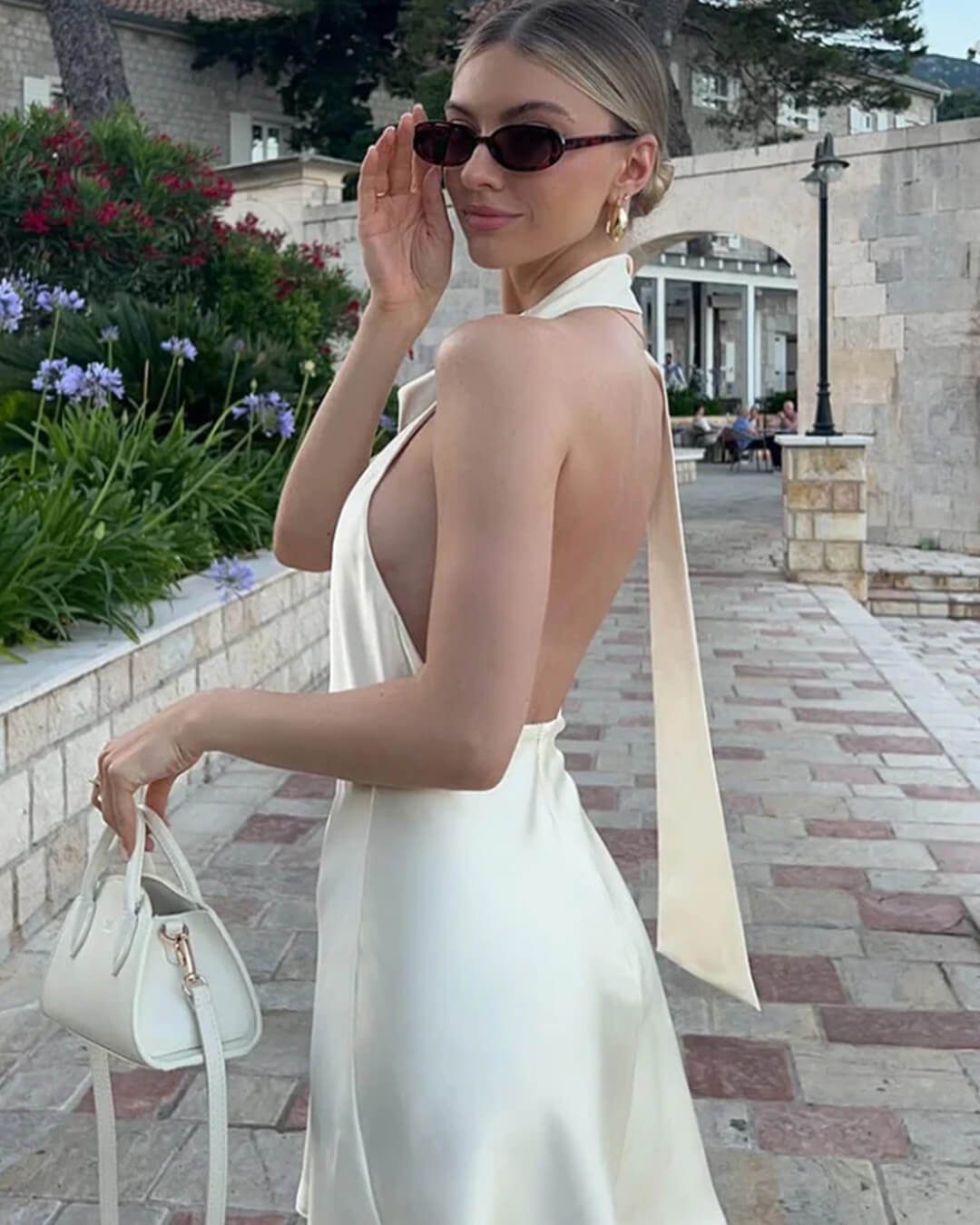Bianca vestido mini de satén escote en la espalda