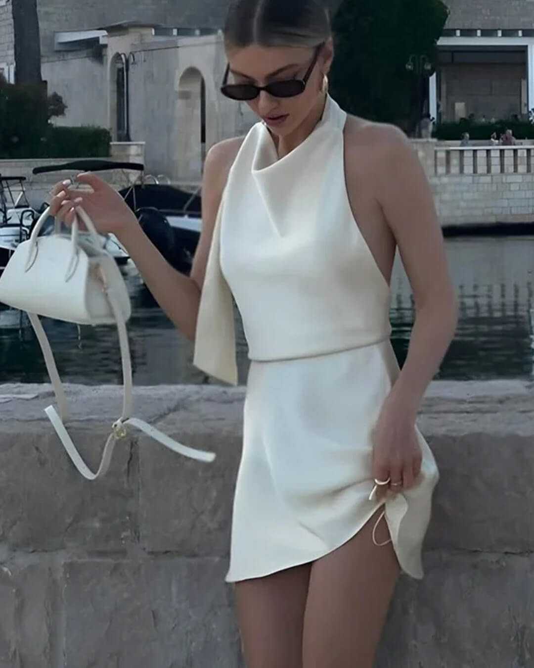Bianca vestido mini de satén escote en la espalda