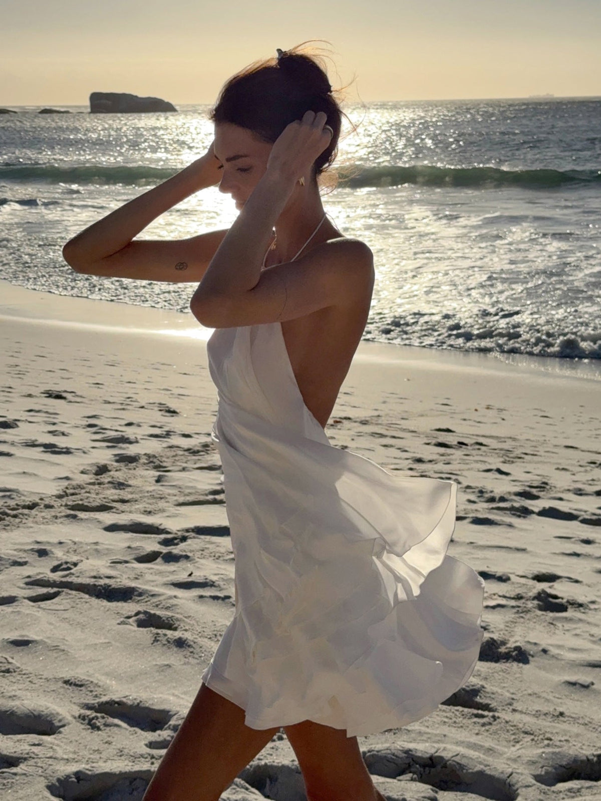 Evelyn vestido de playa halter con espalda descubierta