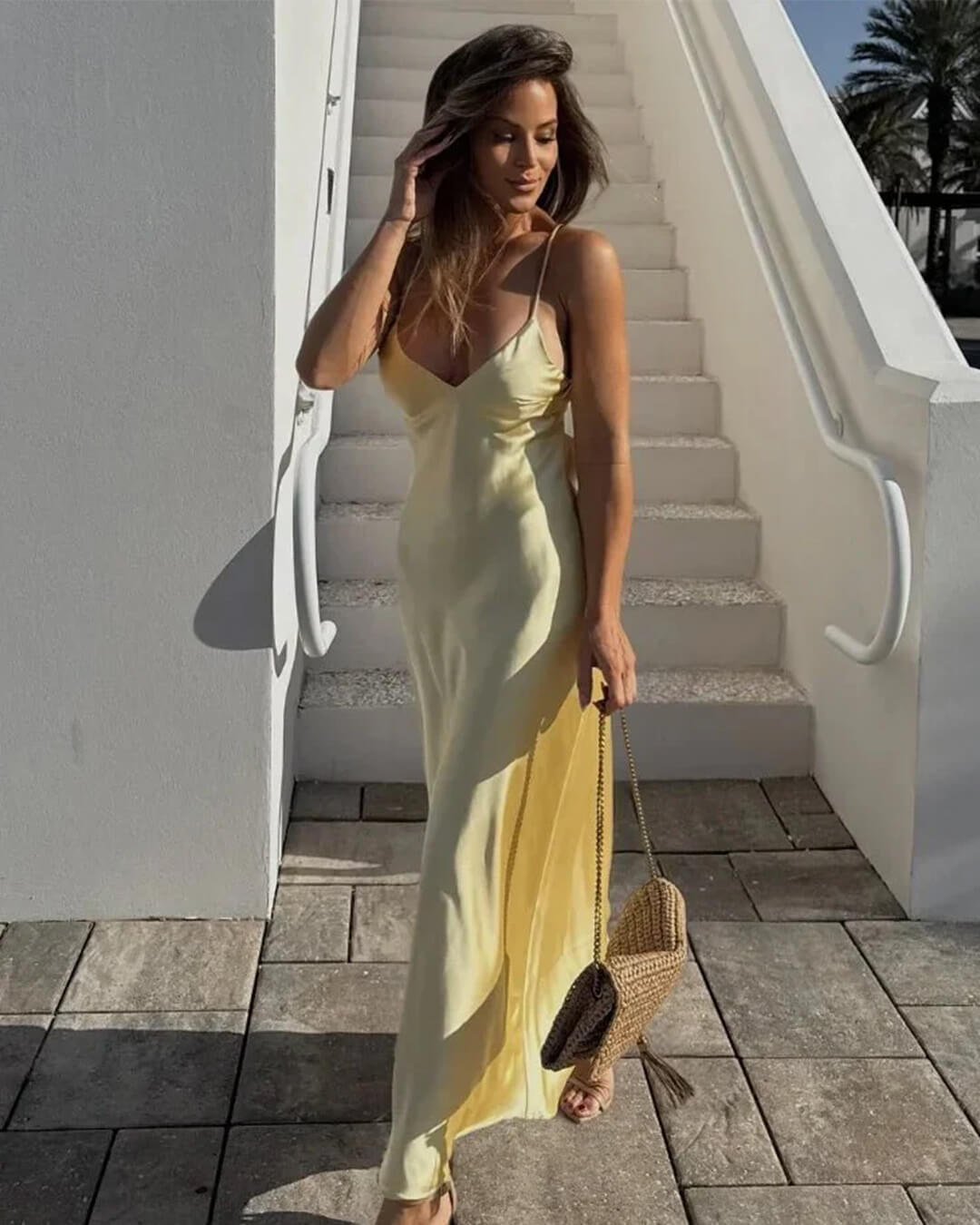 Vestido largo Kirra de satén sin espalda