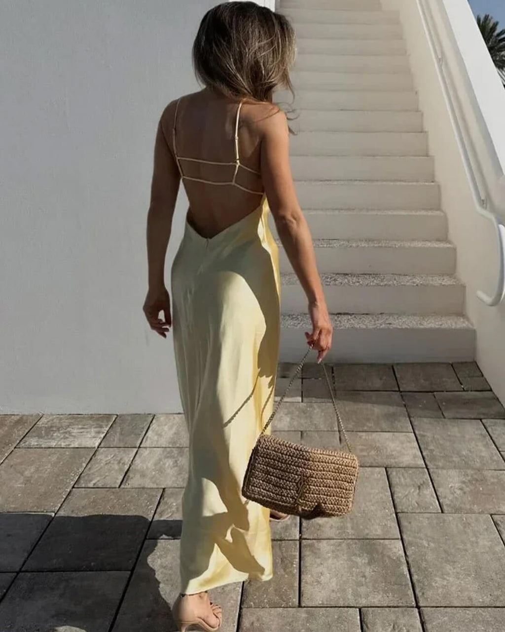 Vestido largo Kirra de satén sin espalda