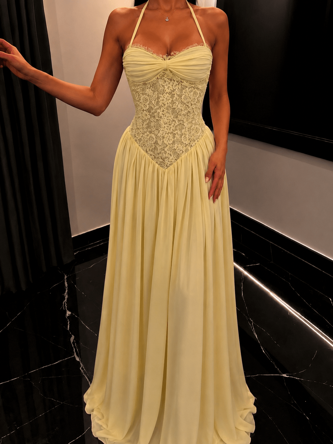 Gloria vestido maxi halter con corsé