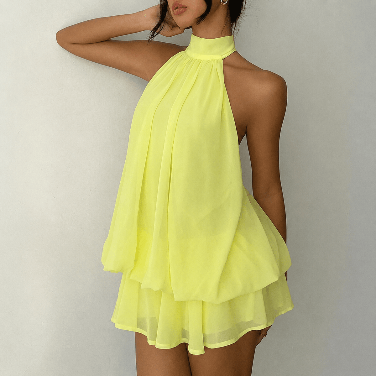 Vestido mini sin espalda de cuello halter Eden
