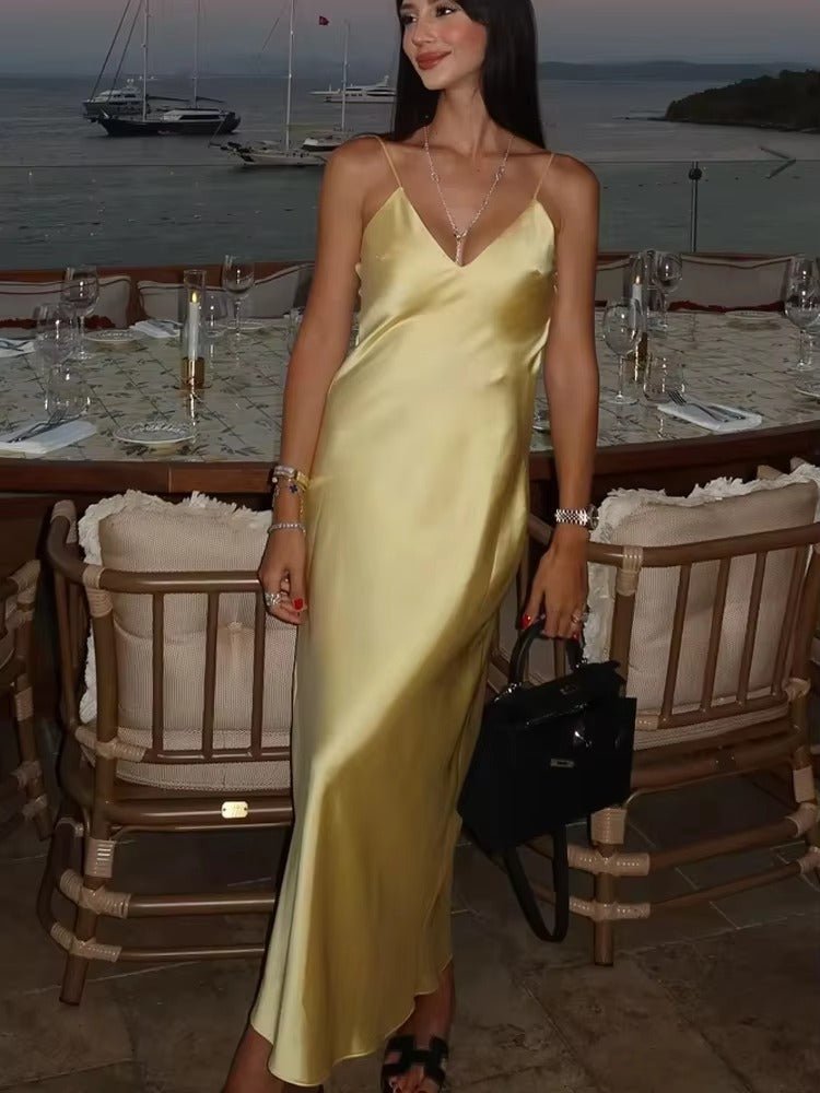 Vestido largo Kirra de satén sin espalda