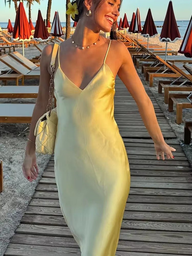 Vestido largo Kirra de satén sin espalda