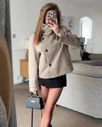 Chaqueta Amelie con Cuello Alto y Bolsillos