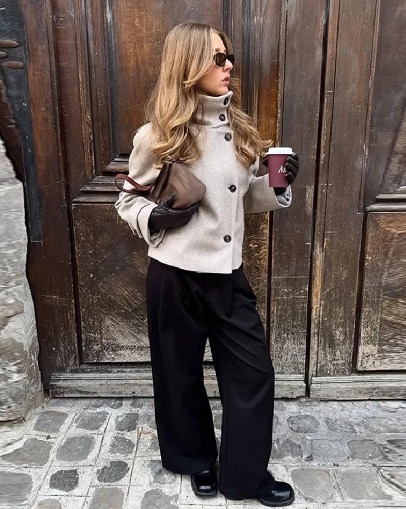 Chaqueta Amelie con Cuello Alto y Bolsillos