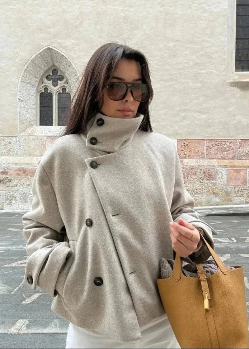 Chaqueta Amelie con Cuello Alto y Bolsillos