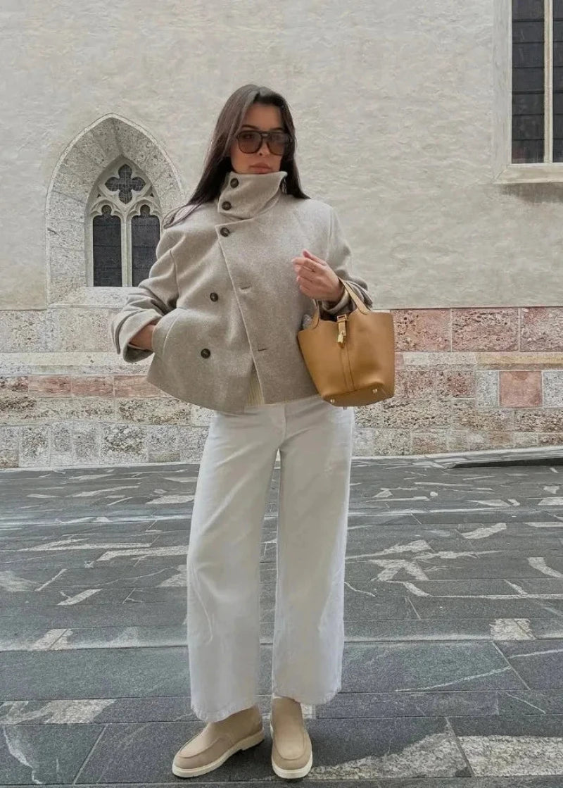 Chaqueta Amelie con Cuello Alto y Bolsillos