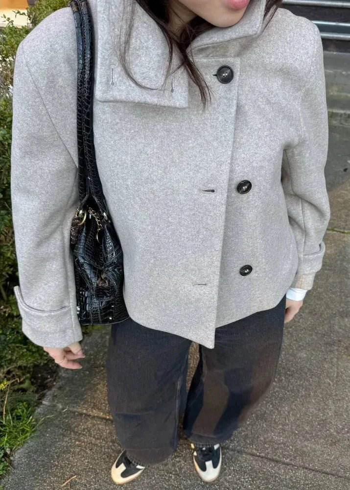 Chaqueta Amelie con Cuello Alto y Bolsillos