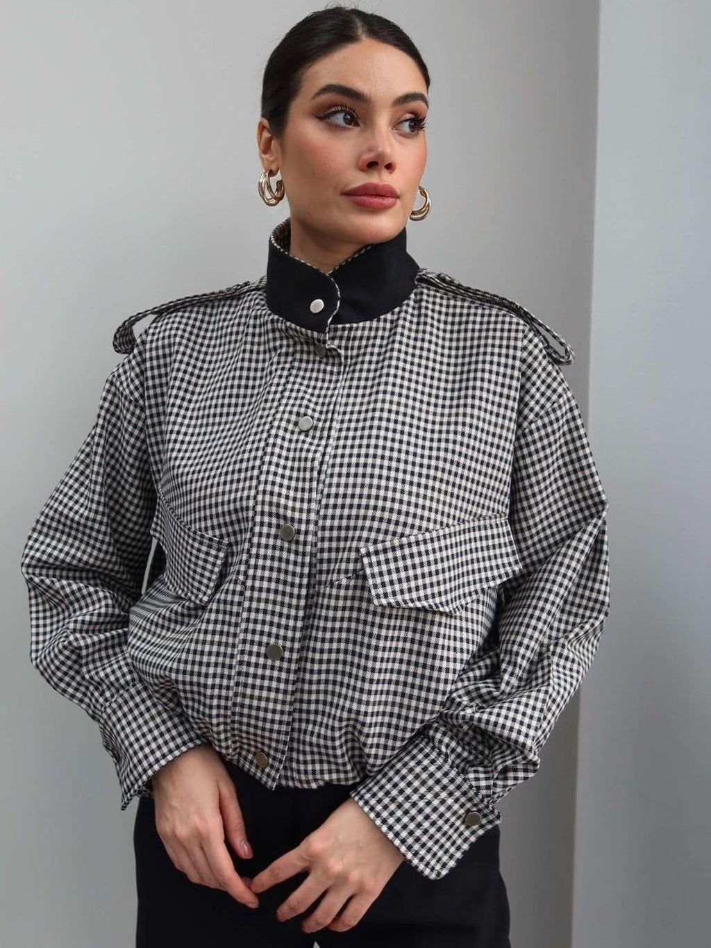 Bomber Emma con cuello alto y cuadros