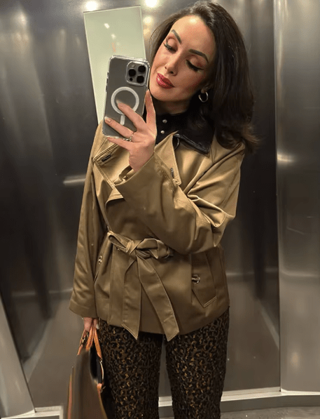 Monica Trench con Cuello en Contraste y Cinturón