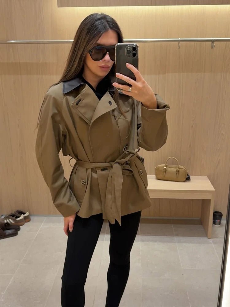 Monica Trench con Cuello en Contraste y Cinturón