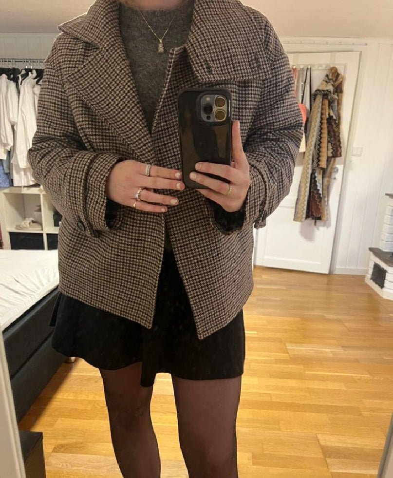 Nadia Chaqueta con cuello alto a cuadros y botones