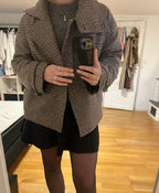 Nadia Chaqueta con cuello alto a cuadros y botones