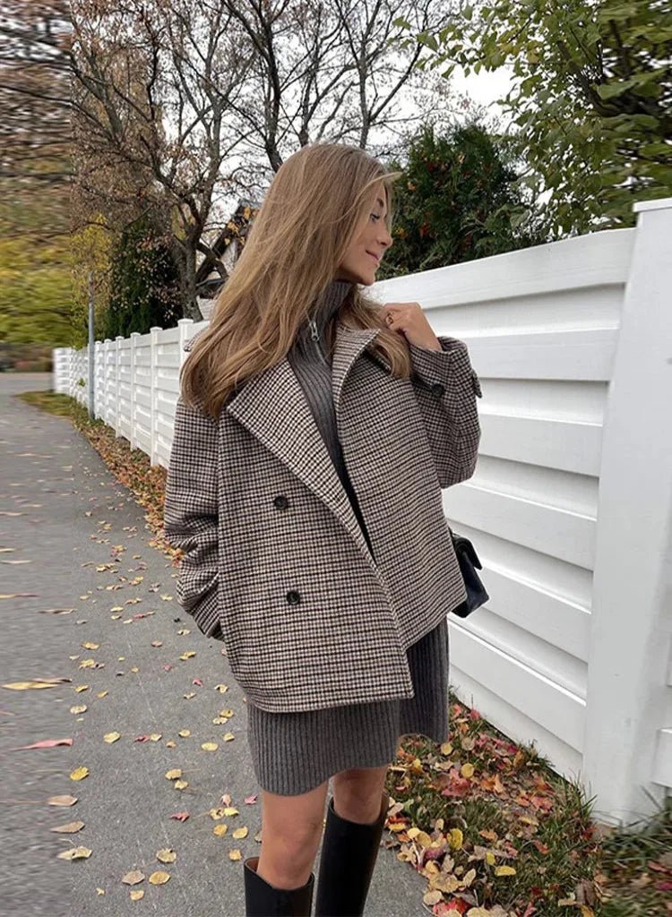 Nadia Chaqueta con cuello alto a cuadros y botones