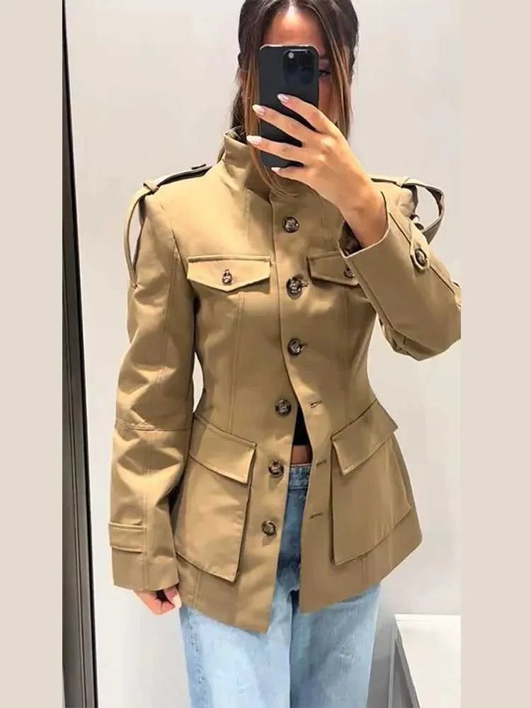 Chaqueta Rebecca entallada con cuello alzado