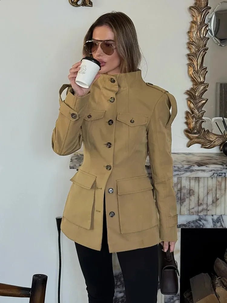 Chaqueta Rebecca entallada con cuello alzado