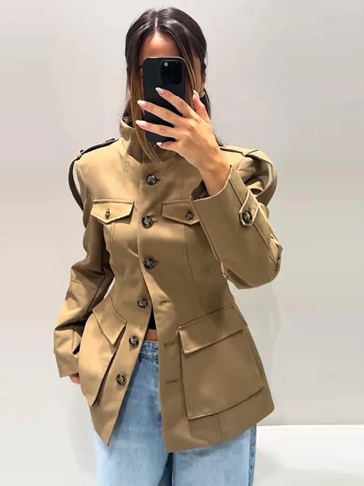 Chaqueta Rebecca entallada con cuello alzado