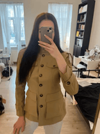 Chaqueta Rebecca entallada con cuello alzado