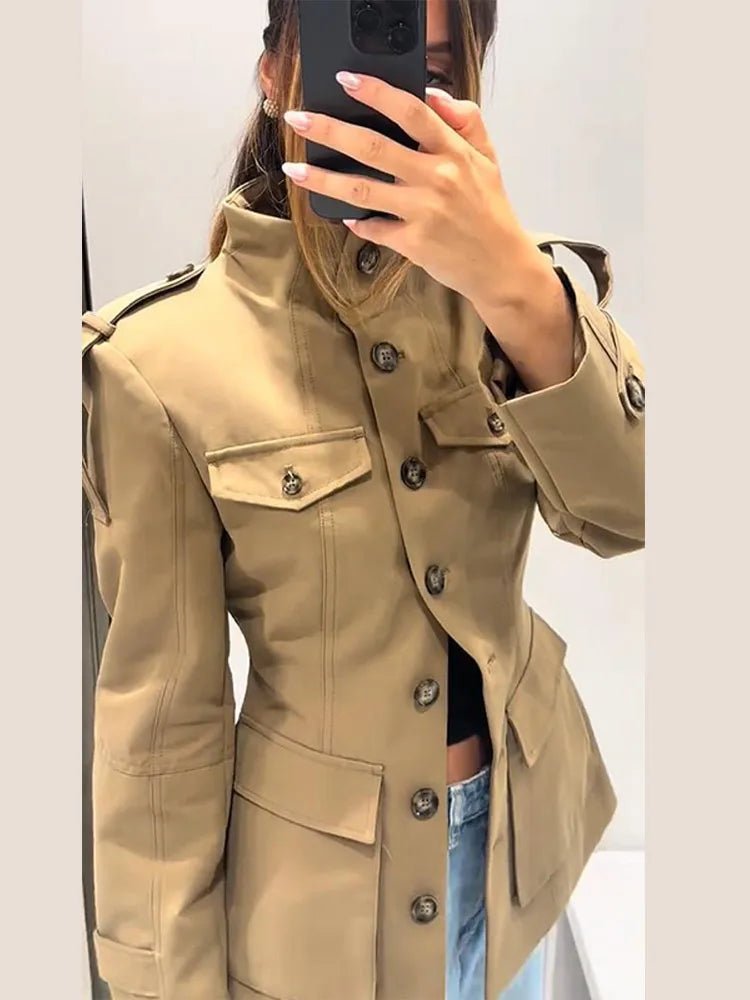 Chaqueta Rebecca entallada con cuello alzado