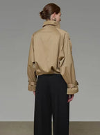 Valerie Trench Corto con Cuello Alto y Embudo