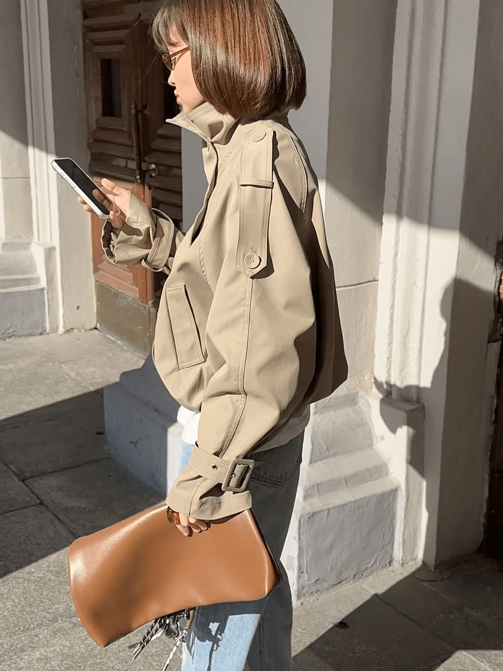 Valerie Trench Corto con Cuello Alto y Embudo