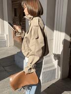 Valerie Trench Corto con Cuello Alto y Embudo