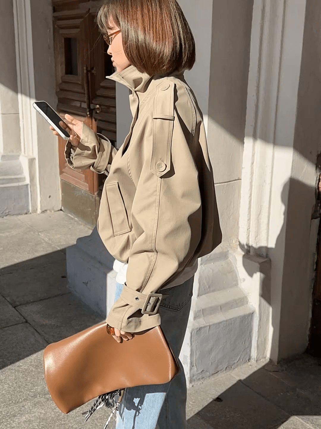Valerie Trench Corto con Cuello Alto y Embudo