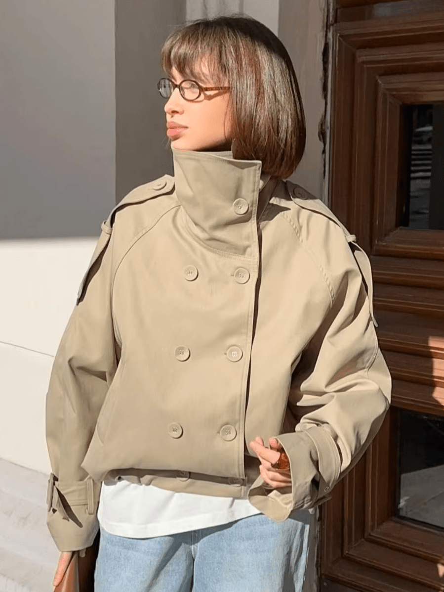 Valerie Trench Corto con Cuello Alto y Embudo