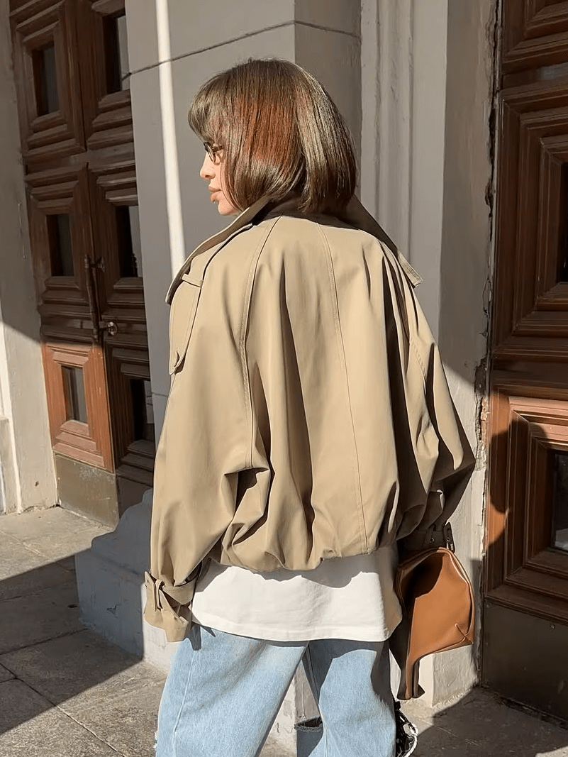 Valerie Trench Corto con Cuello Alto y Embudo