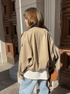 Valerie Trench Corto con Cuello Alto y Embudo