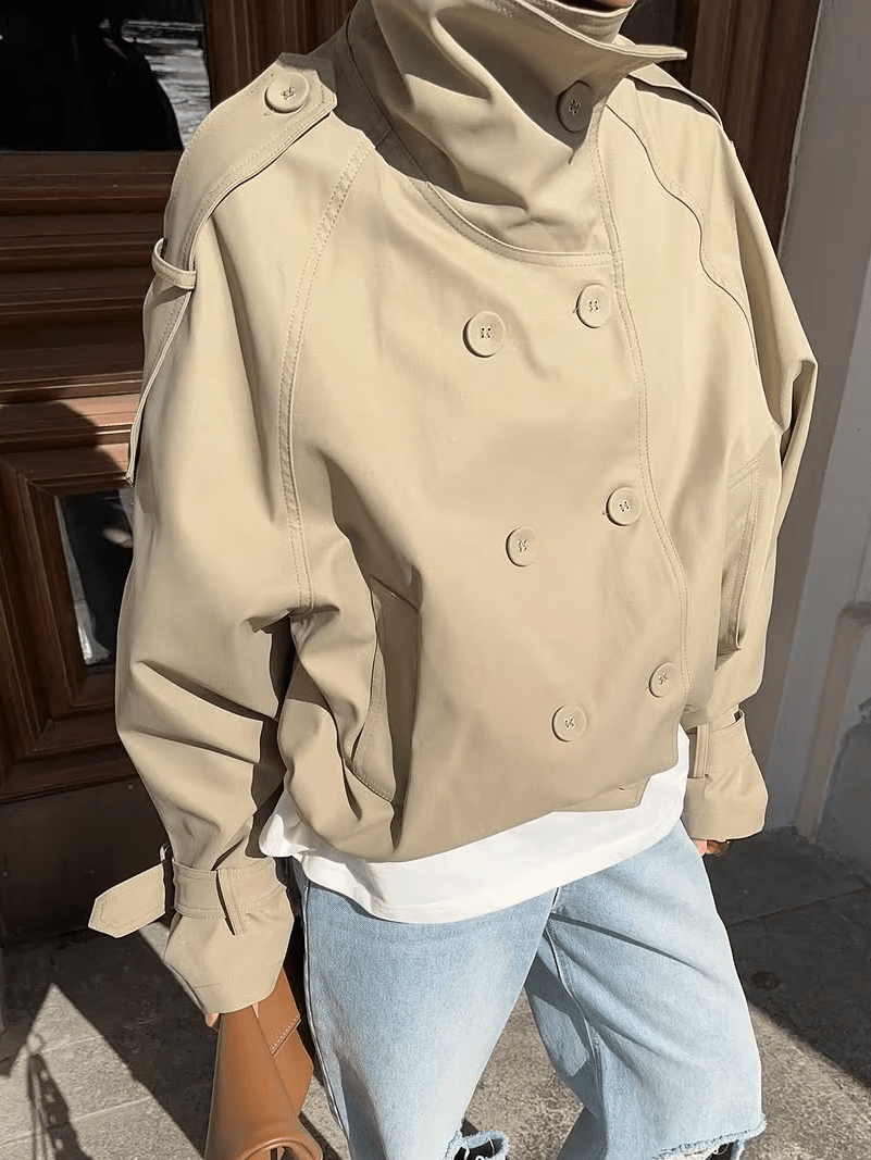 Valerie Trench Corto con Cuello Alto y Embudo