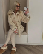 Abrigo Farrah de piel sintética con cinturón