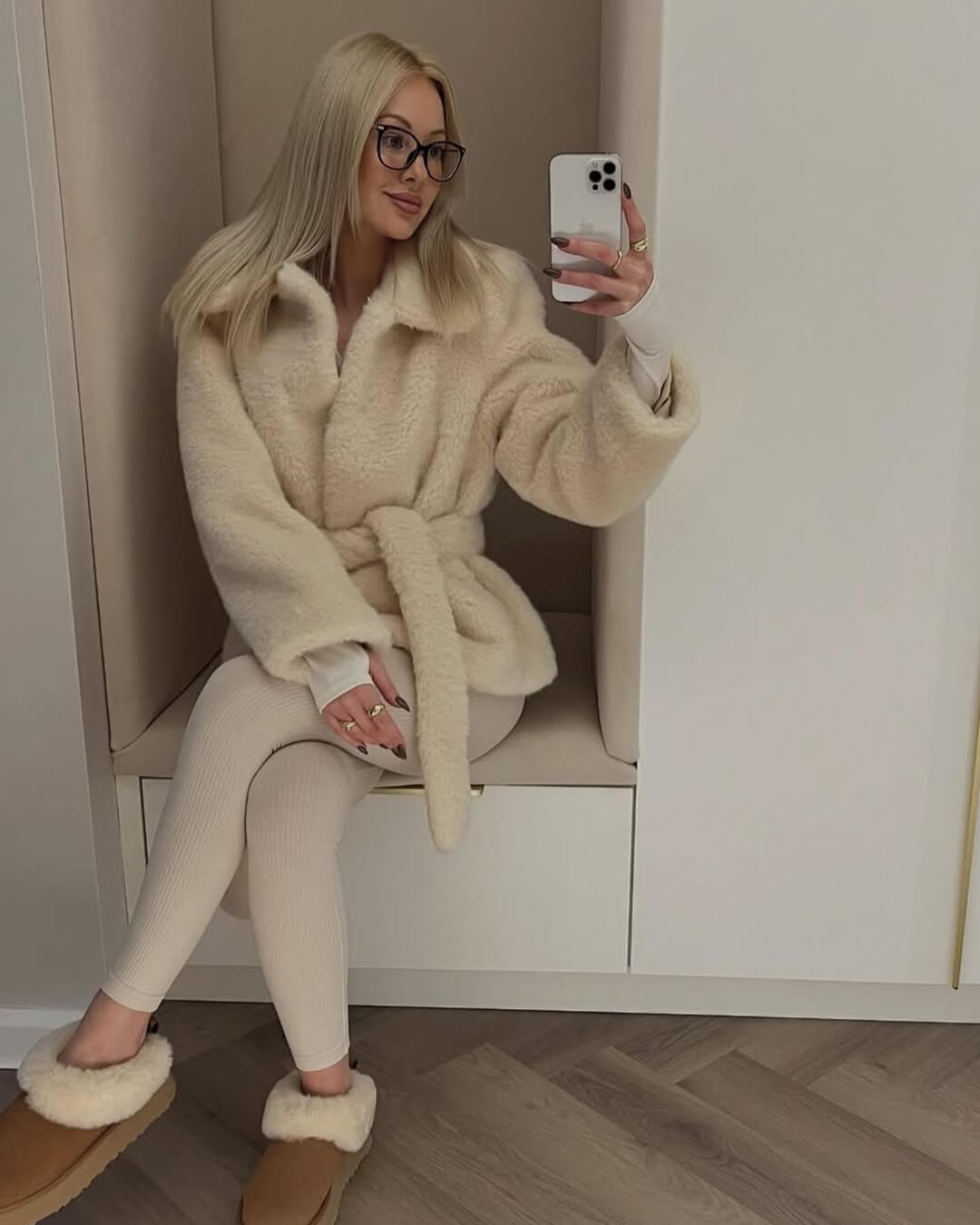 Abrigo Farrah de piel sintética con cinturón