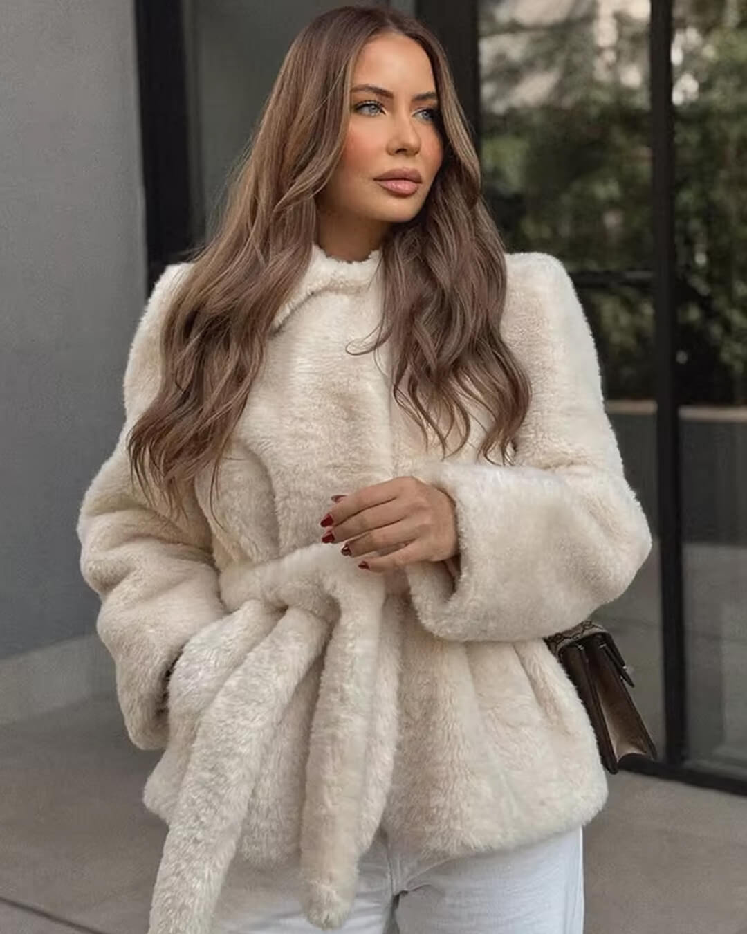 Abrigo Farrah de piel sintética con cinturón