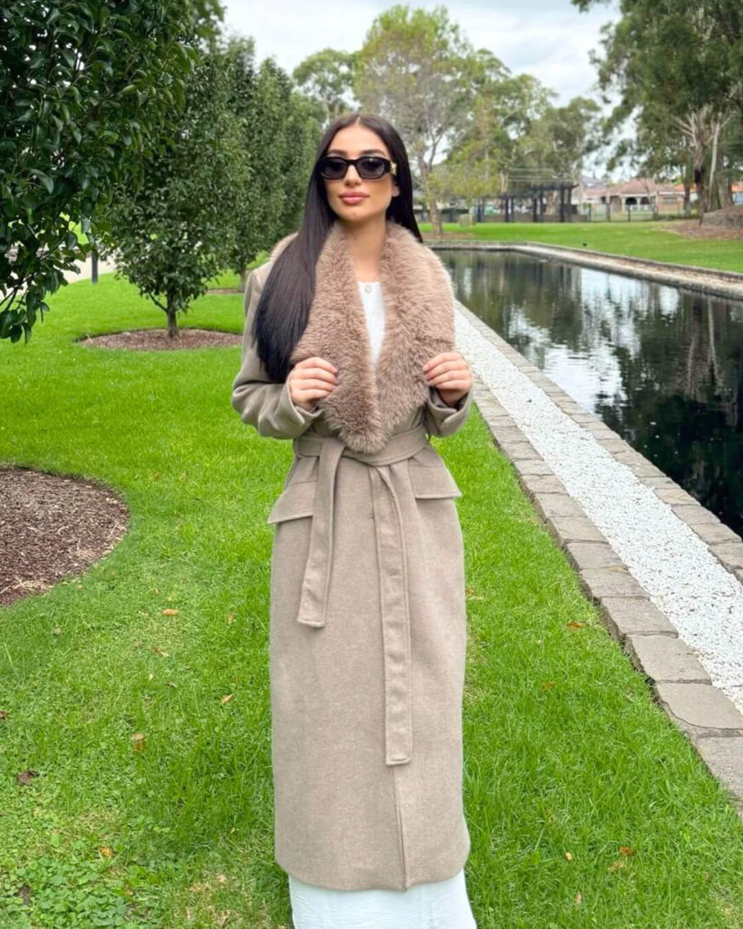 Abrigo maxi Flora con cuello de piel sintética