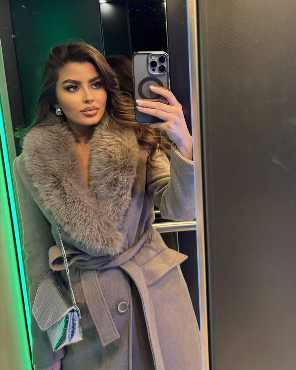 Abrigo maxi Flora con cuello de piel sintética