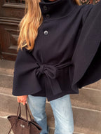 Chaqueta Capa Elegante de Cuello Alto con Cinturón Arianne
