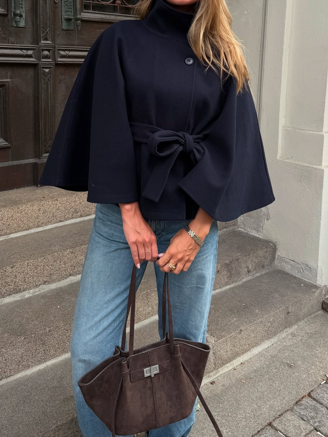 Chaqueta Capa Elegante de Cuello Alto con Cinturón Arianne
