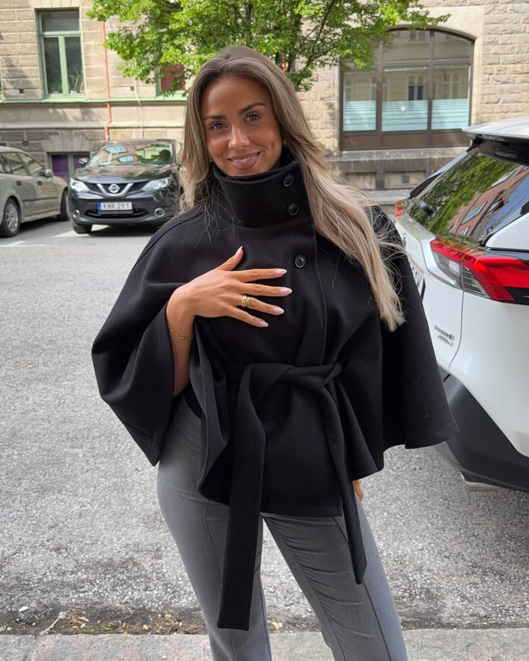 Chaqueta Capa Elegante de Cuello Alto con Cinturón Arianne