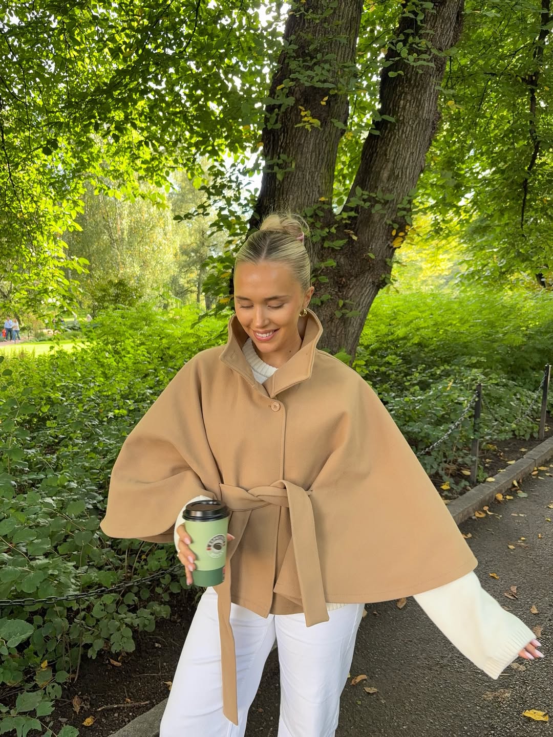 Chaqueta Capa Elegante de Cuello Alto con Cinturón Arianne