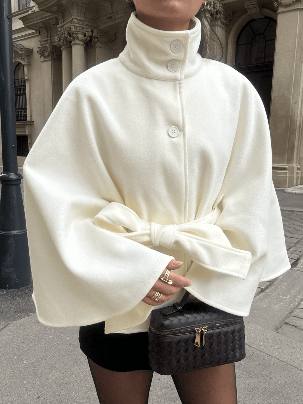 Chaqueta Capa Elegante de Cuello Alto con Cinturón Arianne